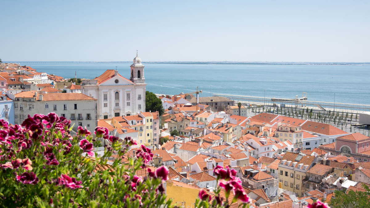 Ausblick auf Portugals Gebäude und das Meer