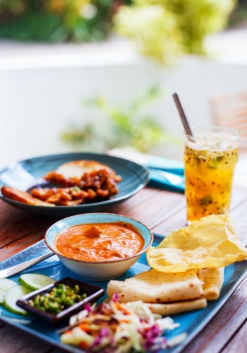 Kulinarik gehört zu den Top Aktivitäten auf den Malediven - Tisch mit maledivischen Gerichten