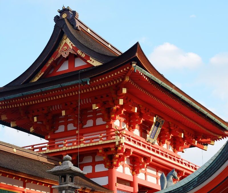 Rotes Dach eines japanischen Tempels