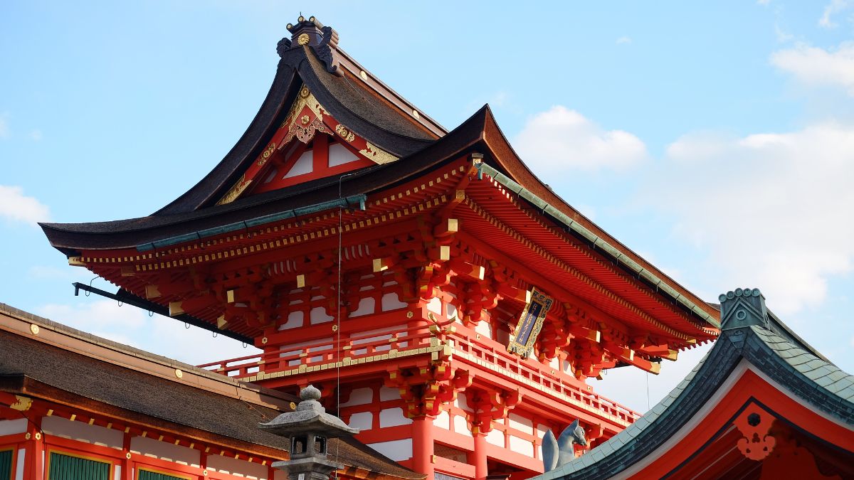 Rotes Dach eines japanischen Tempels